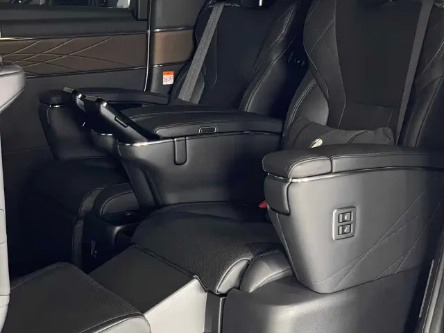 Toyota Alphard — Фото автомобиля 12