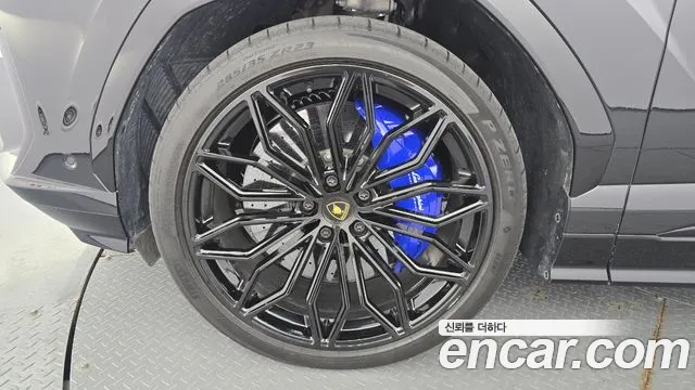 Lamborghini Urus — Фото автомобиля 5