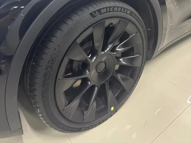 Tesla Model Y — Фото автомобиля 11