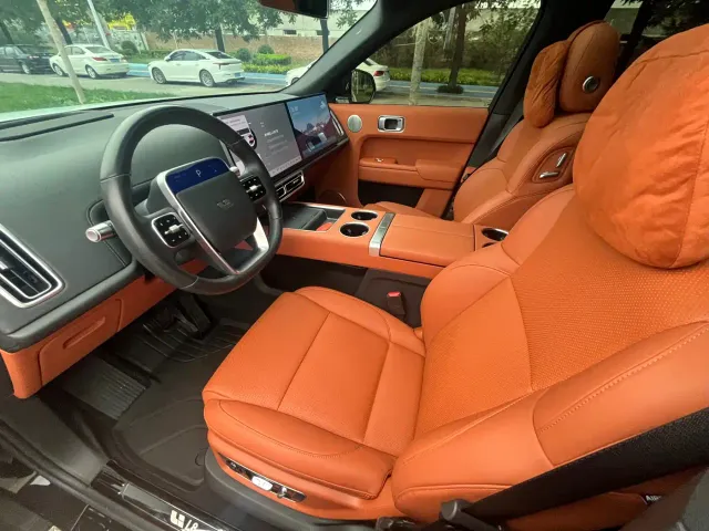 Li Auto L8 — Фото автомобиля 12