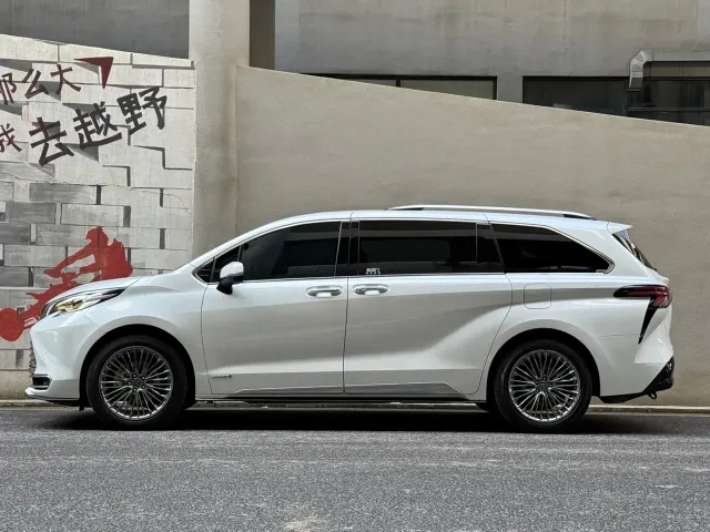 Toyota Sienna — Фото автомобиля 4