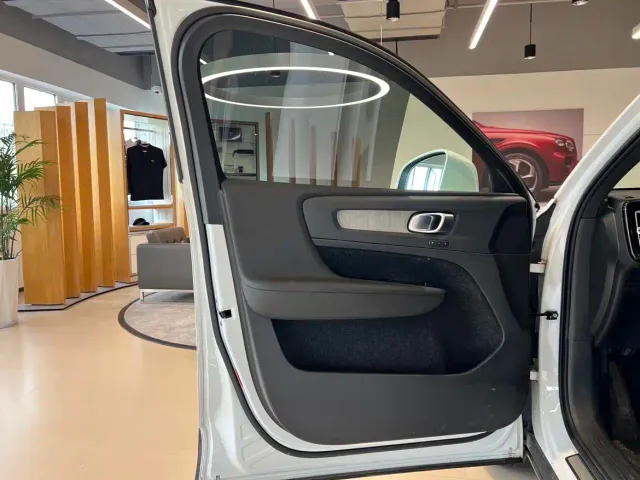 Volvo XC40 — Фото автомобиля 7