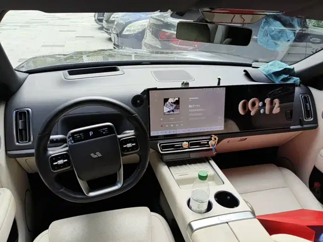 Li Auto L8 — Фото автомобиля 12