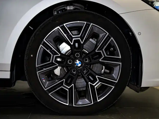 BMW 5 Series — Фото автомобиля 12