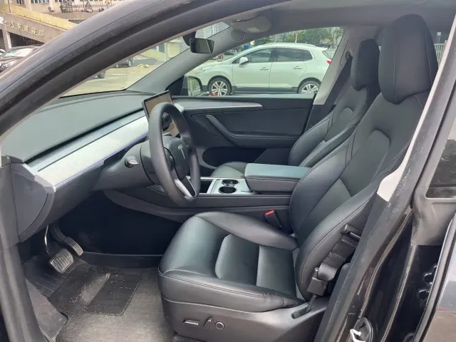 Tesla Model Y — Фото автомобиля 5