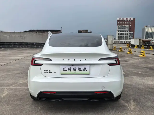 Tesla Model 3 — Фото автомобиля 5