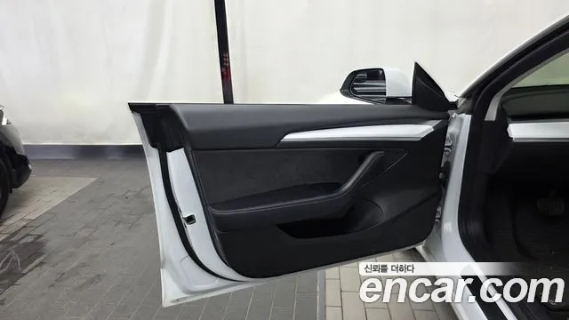 Tesla Model 3 — Фото автомобиля 20