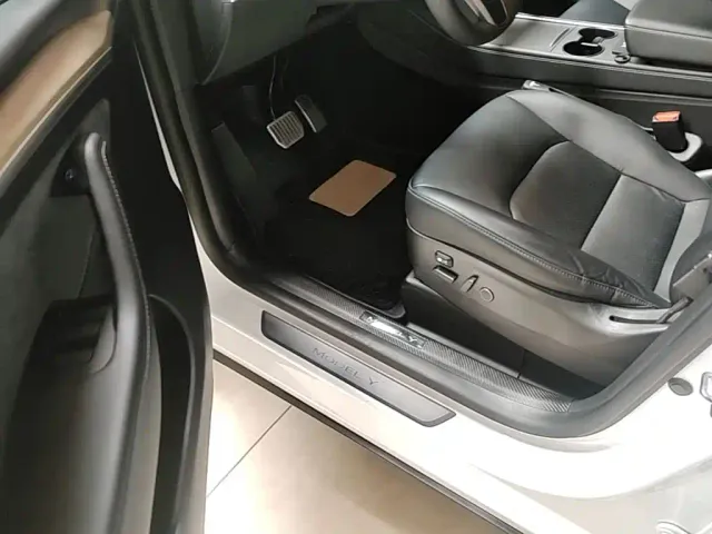 Tesla Model Y — Фото автомобиля 15