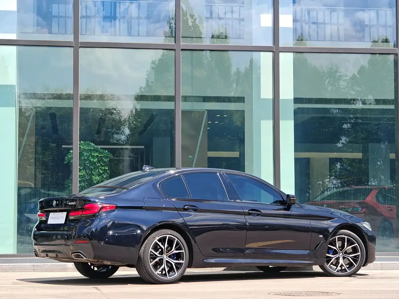 BMW BMW 5 Series (Import) 2022 Facelift 530i M Sport Package — Фото автомобиля 4