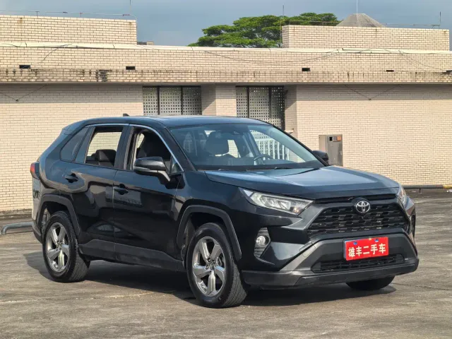 Toyota RAV4 — Фото автомобиля 3
