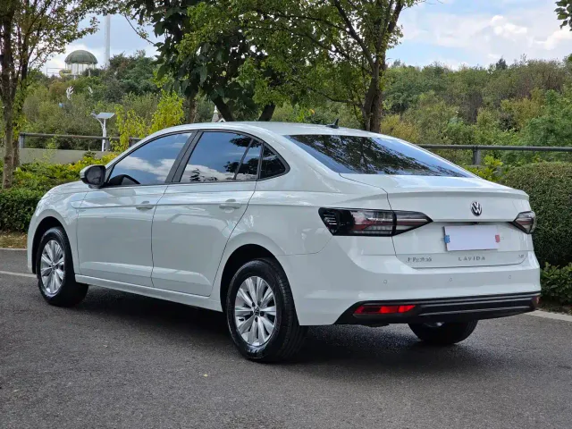 Volkswagen Lavida — Фото автомобиля 12