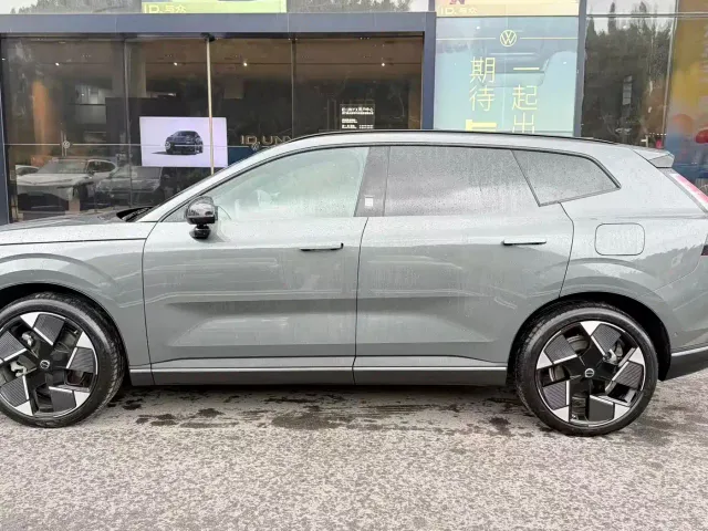 Volvo XC70 Plug-in Hybrid — Фото автомобиля 4