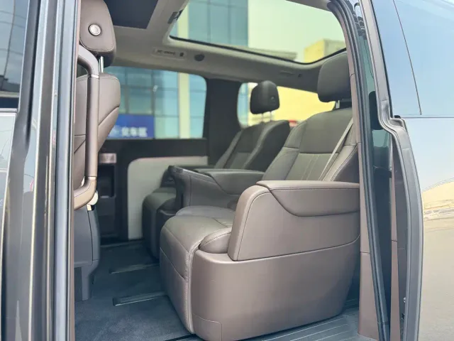 Li Auto MEGA — Фото автомобиля 8
