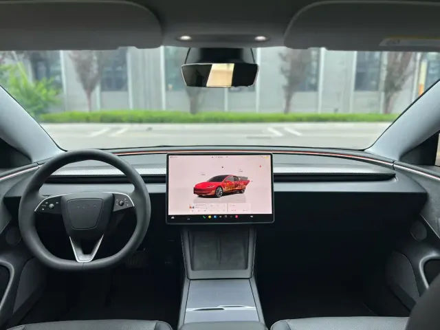 Tesla Model 3 — Фото автомобиля 6