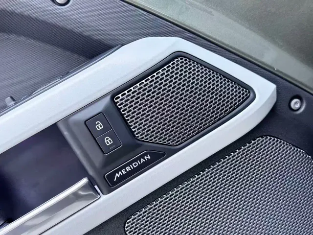 Land Rover Defender — Фото автомобиля 12