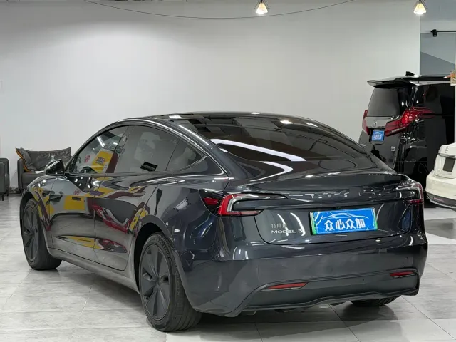 Tesla Model 3 — Фото автомобиля 6