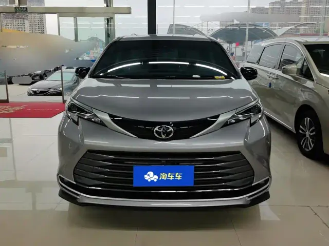Toyota Sienna — Фото автомобиля 2