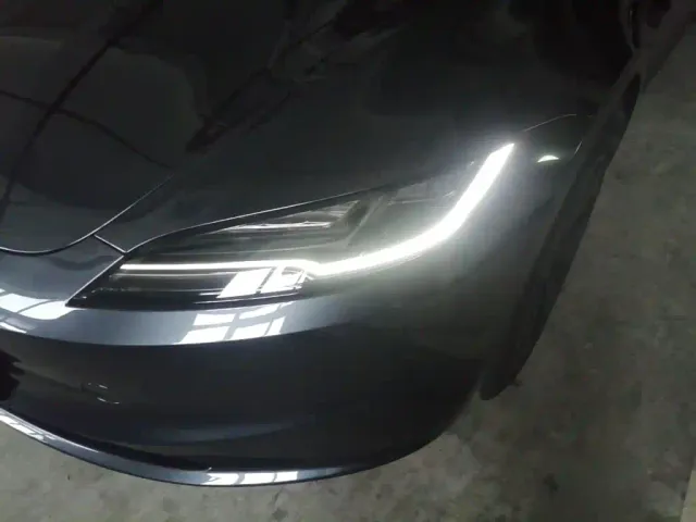 Tesla Model 3 — Фото автомобиля 23