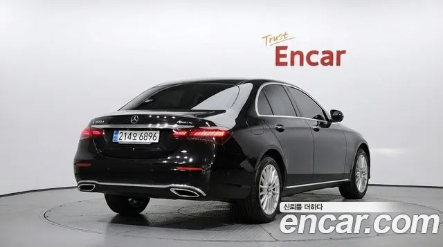 Mercedes-Benz E-Class — Фото автомобиля 2