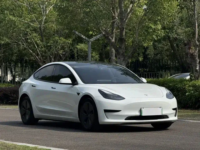 Tesla Model 3 — Фото автомобиля 3