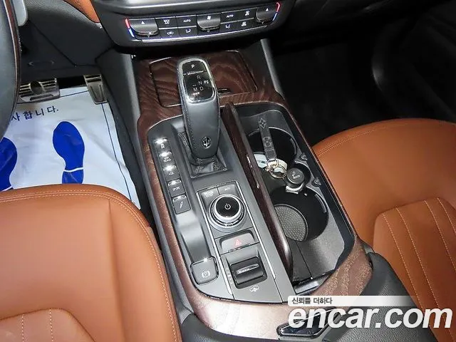Maserati Levante — Фото автомобиля 12