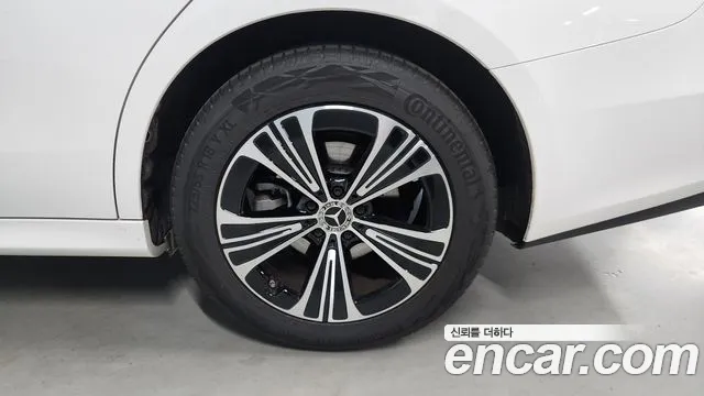 Mercedes-Benz E-Class — Фото автомобиля 5