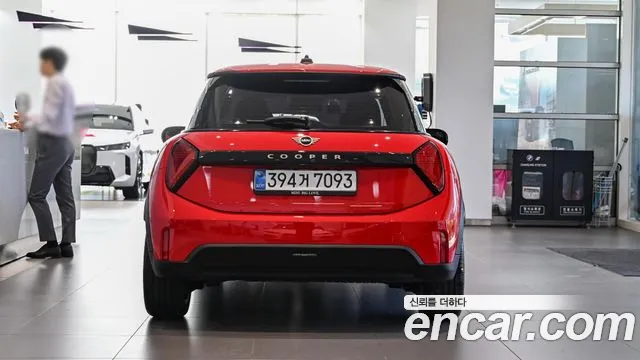 MINI Cooper Generation 4 — Фото автомобиля 3