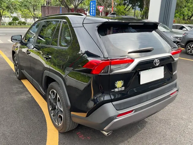 Toyota RAV4 — Фото автомобиля 4