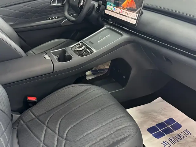 Geely Galaxy Starship 7 EM-i — Фото автомобиля 3
