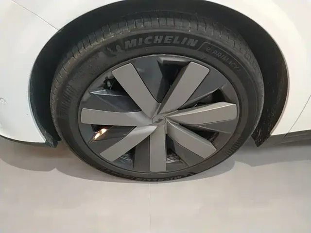 Li Auto i8 — Фото автомобиля 22