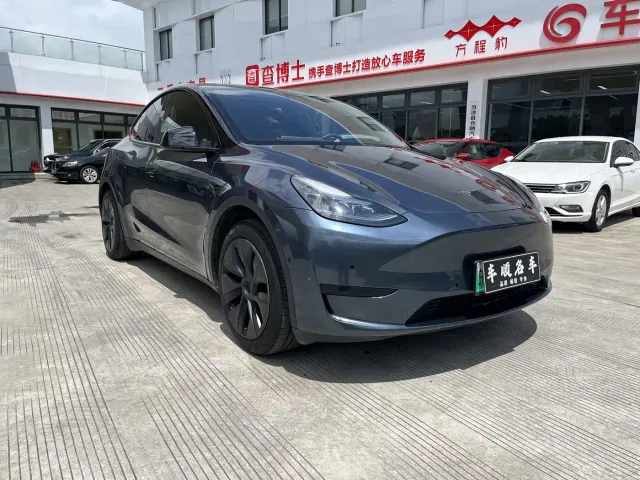 Tesla Model Y — Фото автомобиля 3