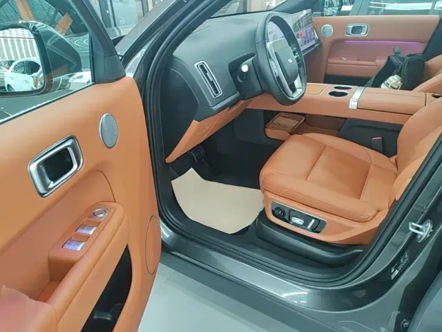 Li Auto L8 — Фото автомобиля 15