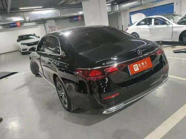 Mercedes-Benz E-Class — Фото автомобиля 3