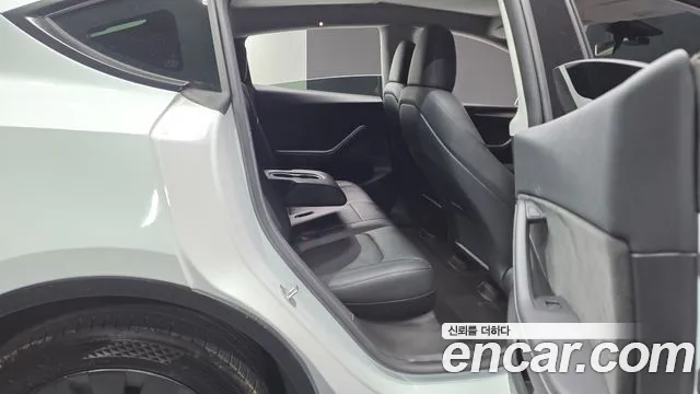 Tesla Model Y — Фото автомобиля 12