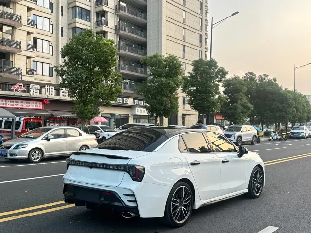 Lynk & Co 03 — Фото автомобиля 18