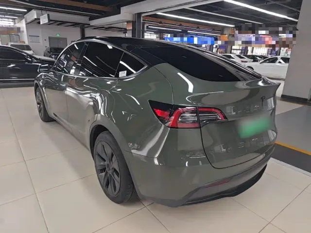 Tesla Model Y — Фото автомобиля 4