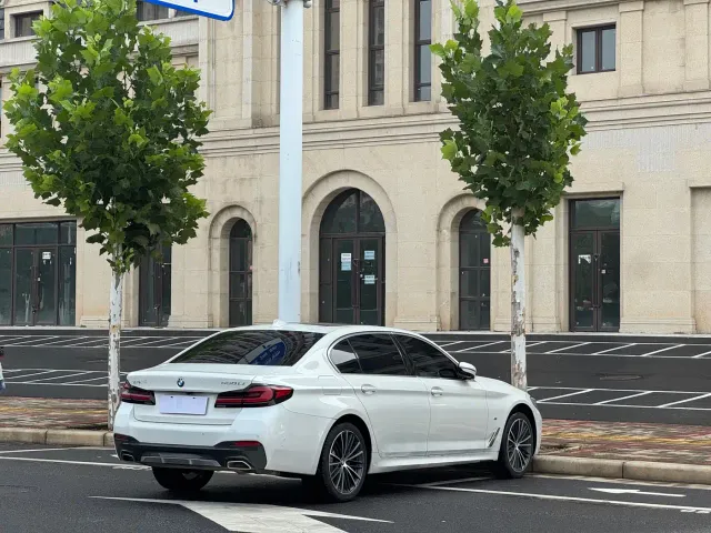 BMW 5 Series — Фото автомобиля 16