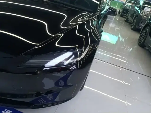 Tesla Model 3 — Фото автомобиля 23
