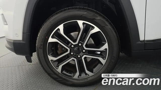 Фотография автомобиля — Jeep Compass