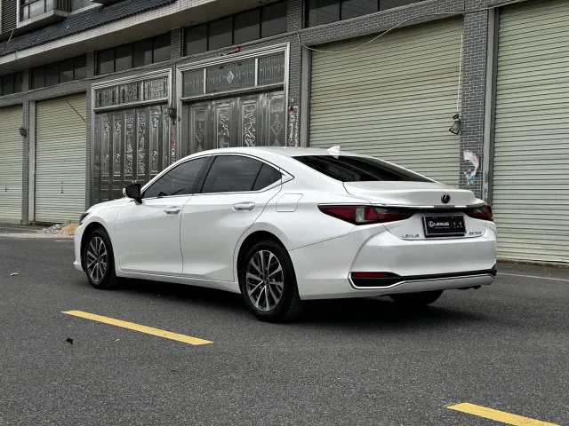 Lexus ES — Фото автомобиля 9