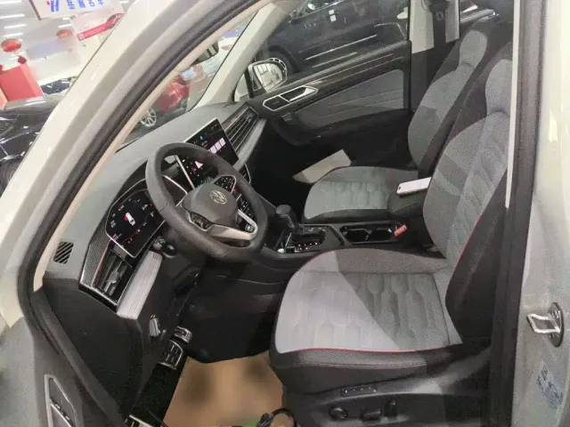 Volkswagen Tiguan L — Фото автомобиля 10
