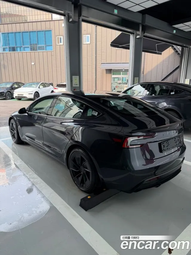 Tesla Model 3 — Фото автомобиля 4