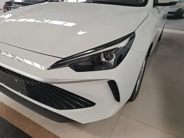 Roewe i5 — Фото автомобиля 23