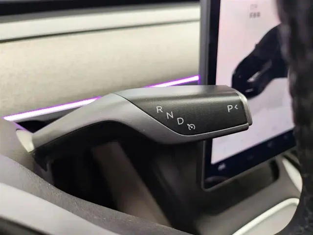 Tesla Model Y — Фото автомобиля 13