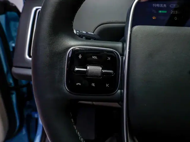 Li Auto L8 — Фото автомобиля 17
