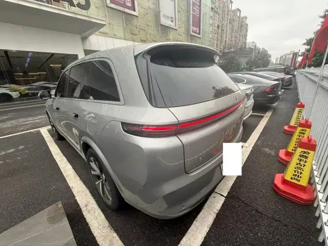Li Auto L8 — Фото автомобиля 4