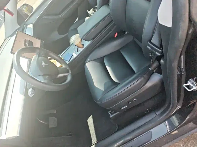 Tesla Model Y — Фото автомобиля 11