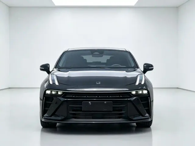 Lynk & Co 03 — Фото автомобиля 2