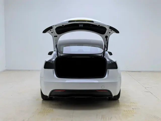 Tesla Model 3 — Фото автомобиля 12