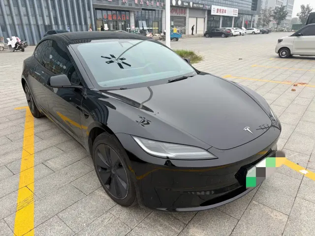 Tesla Model 3 — Фото автомобиля 2